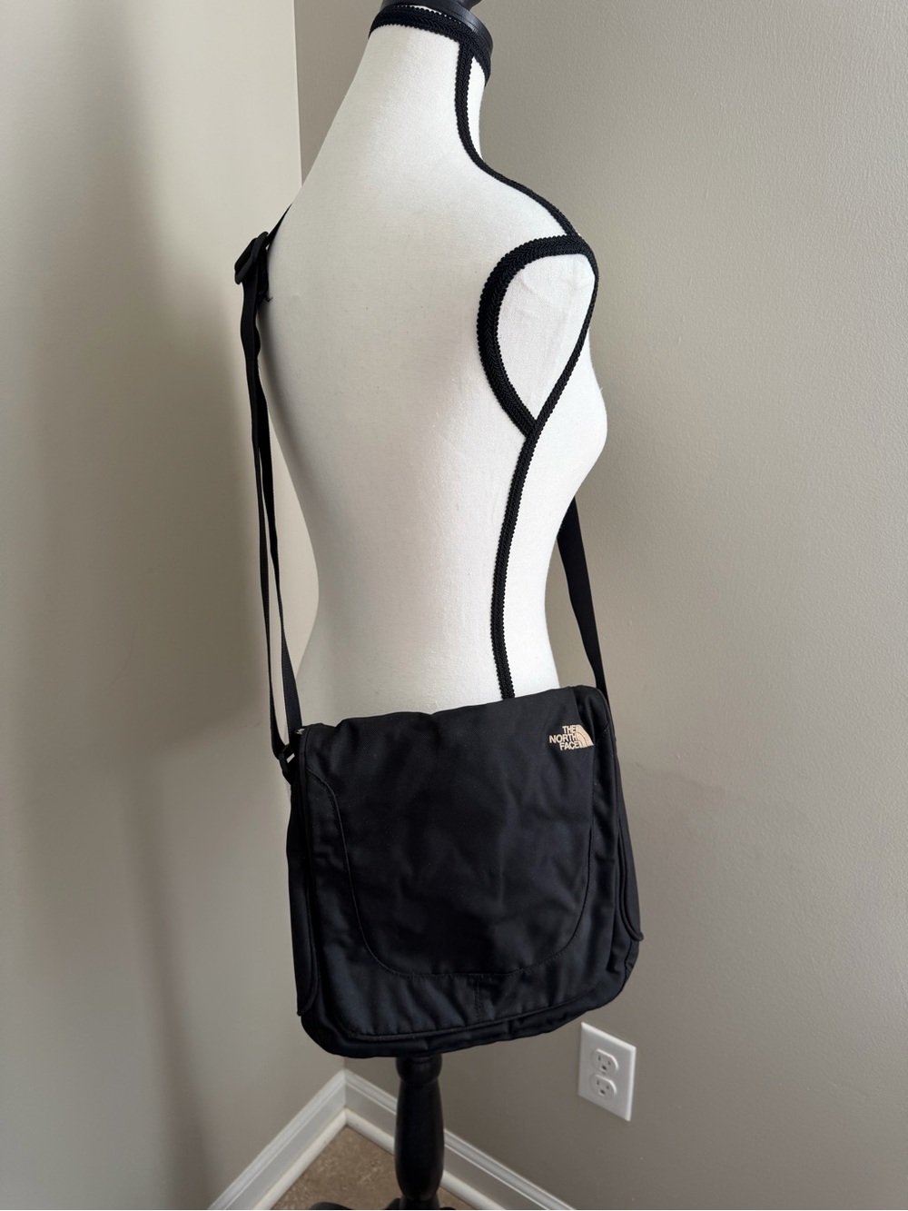 The North Face Vintage Y2K Black Messenger Bag Crossbody Shoulder Nylon Travel